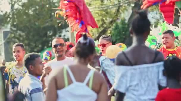 Persone dominicane in costumi colorati marciano alla tradizionale manifestazione annuale di carnevale — Video Stock