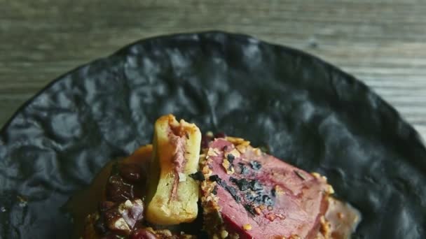 Closeup πανόραμα κάτω στο ψητό κρέας μπριζόλα διακοσμημένα με σάλτσα — Αρχείο Βίντεο