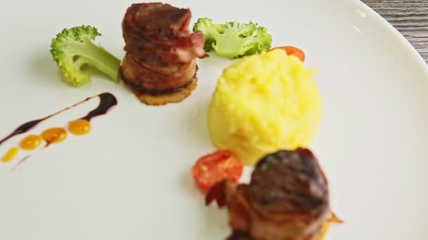 Closeup trendy decorated meat pieces fried in bacon with mashed potato — 비디오