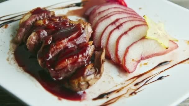 Pomalé oddálení od opékaných krájených kachních prsou se otáčí na talíři — Stock video