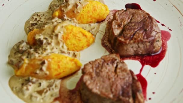 Enfocar en exquisitas piezas de carne asada decoradas con salsa y guarnición de patata — Vídeos de Stock