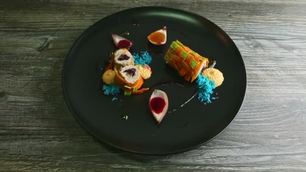 Zarif dekore edilmiş sebze rulolarına kıyma ile doldurulmuş üst manzara — Stok video