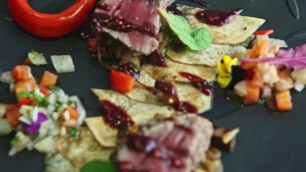 Panorama de primer plano en trozos de carne al horno con papas fritas y ensalada de verduras — Vídeos de Stock