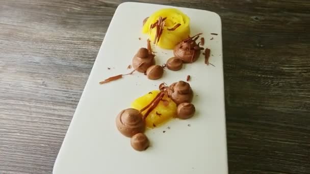 Bovenaanzicht op trendy versierde fruit en chocolade dessert spinnen op bord — Stockvideo