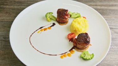 Domuz pastırması ve brokoli ile kavrulmuş et parçalarından uzaklaşın.