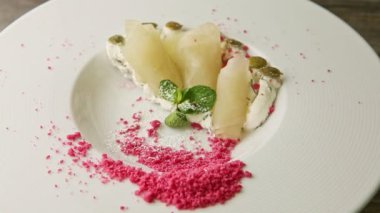 Yakından dekore edilmiş lezzetli bir restoran tatlısı tabakta dönüyor.