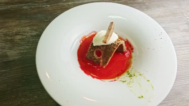 Tradizionale borscht ucraino decorato con pane marrone e panna acida — Video Stock