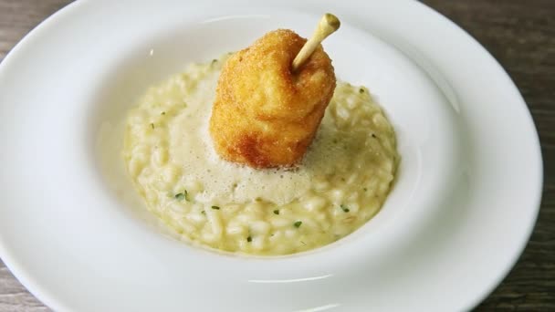 Primer plano al horno empanado pera entera en gachas de cebada hervida gira en plato blanco — Vídeos de Stock