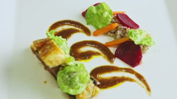 Uitzoomen van heerlijke restaurantschotel met vlees gebakken in deeg — Stockvideo