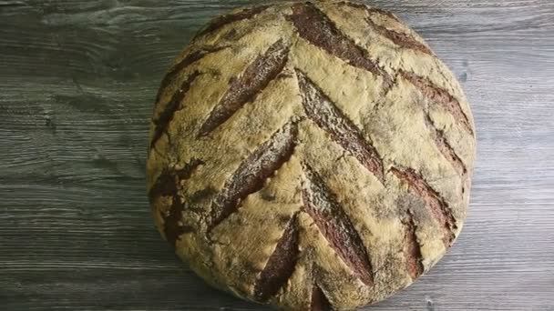 Panorama right of whole rye bread with interesting surface — ストック動画