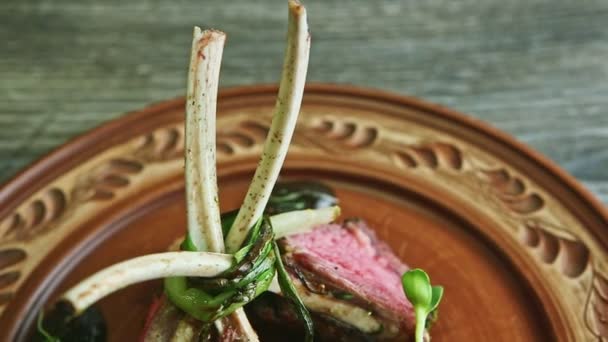Közelkép panoráma a finoman díszített sült hús bordák és zöldségek — Stock videók