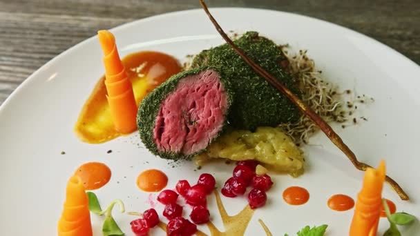 Primer plano panorama abajo en el plato de carne restaurante finamente decorado con verduras — Vídeos de Stock