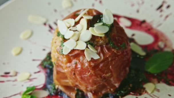 Närbild fokus in och ut på bakat äpple med sirap roterar på tallriken — Stockvideo