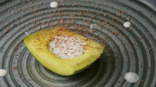 Primo piano finemente decorato crema dessert avocado ruota su piatto moderno — Video Stock
