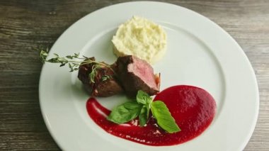 İyice dekore edilmiş et ve patates püresiyle yavaşça yakınlaştır.