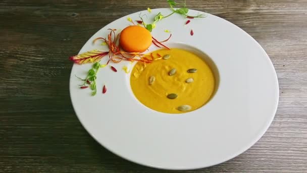 人的手在南瓜奶油汤的装饰下深深地移动着白色 — 图库视频影像