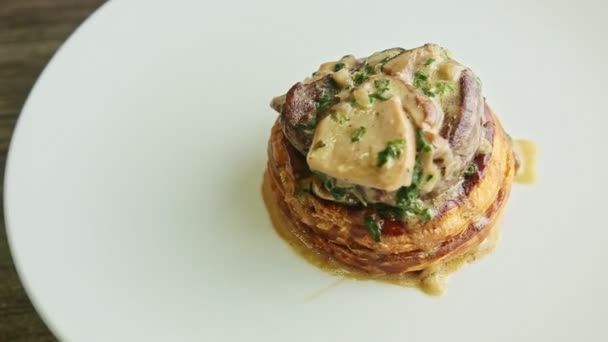 Фокус из мяса и грибов Жюльен вращается вокруг на тарелке — стоковое видео