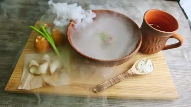 Bandeja de madera con borscht ucraniano originalmente decorado y donas — Vídeos de Stock