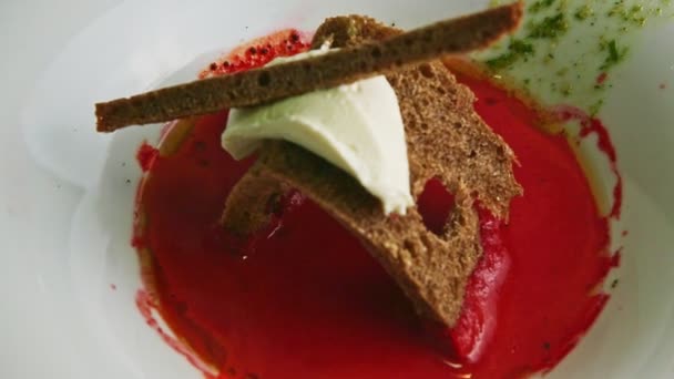Close-up langzame focus uit van traditionele borscht met zure room — Stockvideo