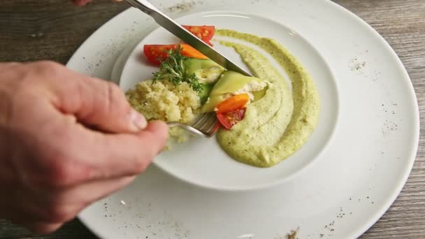 Manos humanas quitan parte de delicioso plato por cuchillo y tenedor — Vídeos de Stock