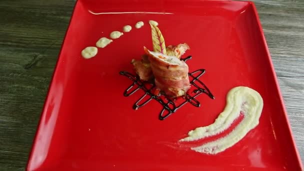 Pastel de carne relleno finamente decorado al horno en tocino gira en plato cuadrado — Vídeos de Stock