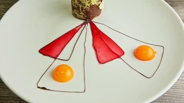Närbild fint dekorerad dessert snurra runt på vit tallrik — Stockvideo