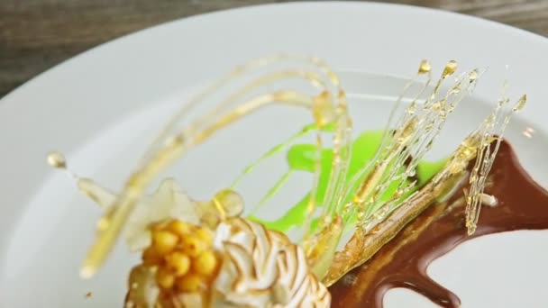 Primer plano horneado exquisito postre en forma de cisne girando alrededor en el plato — Vídeo de stock