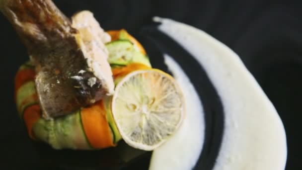 Primer plano se centra en el pescado relleno en verduras giran lentamente alrededor — Vídeos de Stock