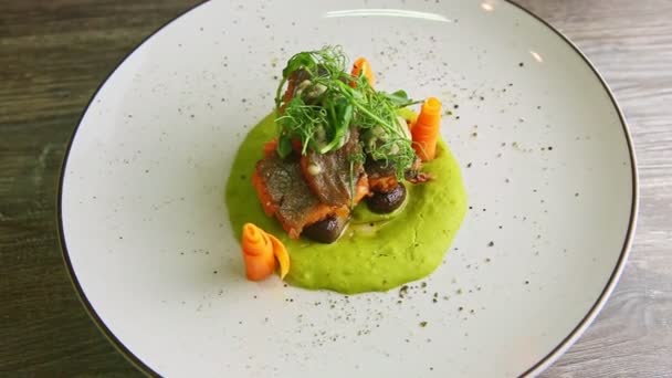 Vue de dessus sur l'assiette avec du saumon cuit au four finement décoré tournant autour — Video