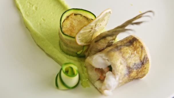 gros plan à la mode décoré plat de poisson rôti tournant autour 