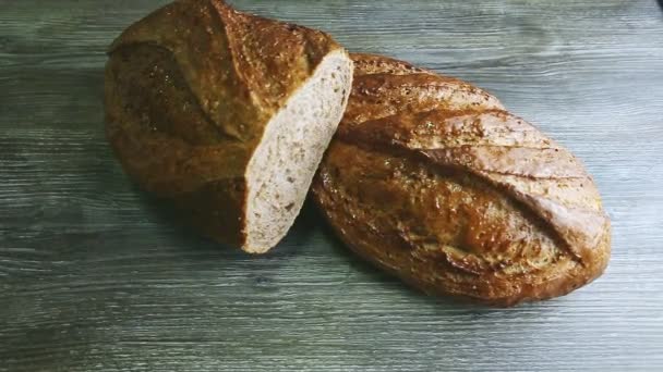 Entero y medio de pan de trigo oblongo cubierto de miel — Vídeo de stock