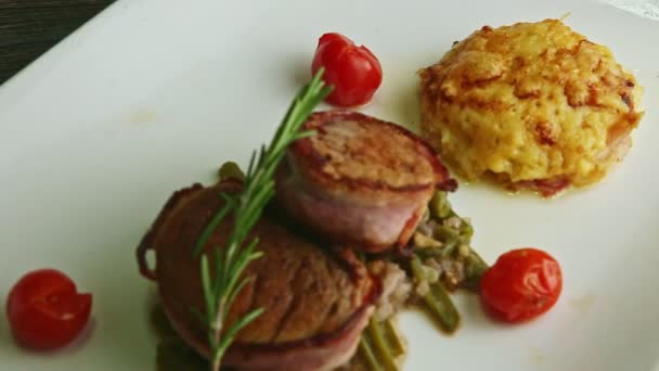 Nahaufnahme-Panorama auf leckerem Grillfleisch auf Spargelgarnitur — Stockvideo