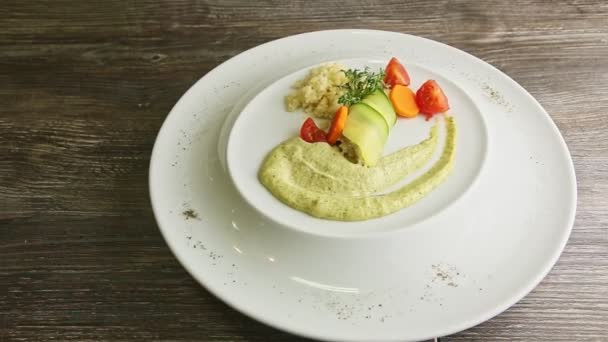 Assiette finement décorée avec du riz et des légumes filant — Video