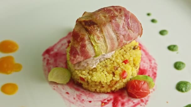 Primo piano gustoso rotolo di carne con quinoa e salse — Video Stock