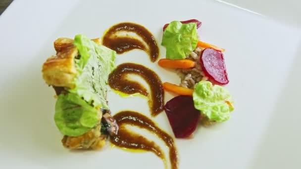 Primo Piano Piatto Ristorante Moderno Con Carne Cotta Pasta Decorata — Video Stock