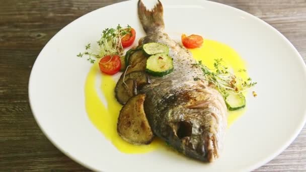Ingrandisci Pesce Arrosto Intero Servito Con Verdure Grigliate Fette Che — Video Stock