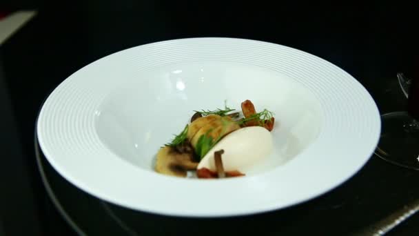 Vergrößern Sie Den Weißen Tiefen Restaurantteller Mit Geschnittenen Pilzen Weißkäse — Stockvideo