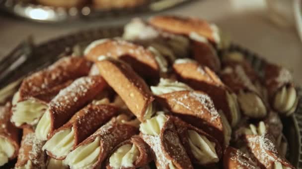 Panorama Bei Hausgemachtem Shortbread Plätzchen Mit Mousse Creme Füllung Serviert — Stockvideo