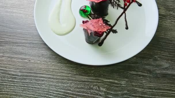 美味可口的餐厅甜点 装饰精美 用红色装饰 用圆形的白色盘子放在深色木制桌子上 — 图库视频影像