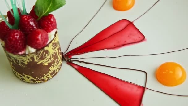 Zoom Out Dal Gustoso Dessert Cioccolato Lampone Con Ripieno Panna — Video Stock