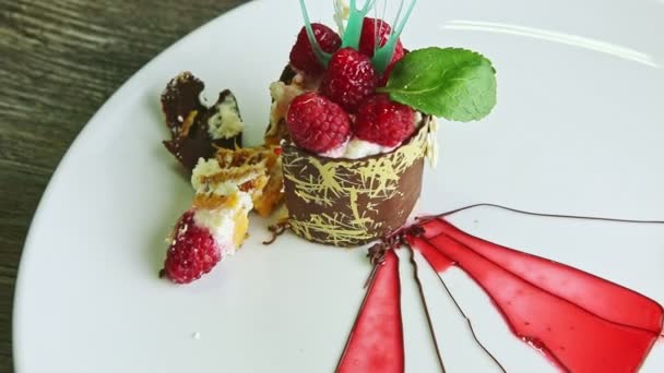 Zoom Out Sliced Cream Raspberry Dessert Mousse Caramel Filling Served — ストック動画