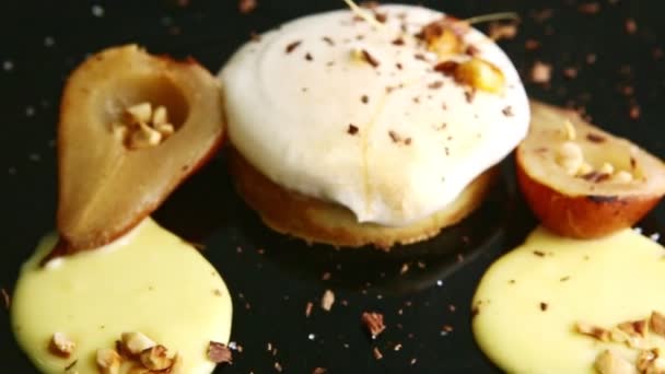 Nahaufnahme Feines Dessert Aus Kekskuchen Mit Moussecreme Und Karamellisierten Birnenhälften — Stockvideo