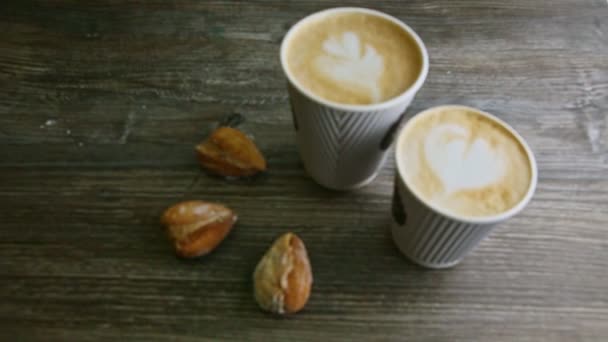Concentrarse Dos Tazas Café Con Leche Tres Galletas Caseras Forma — Vídeo de stock
