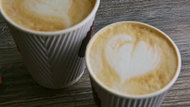 Nahaufnahme Von Oben Die Sich Auf Zwei Tassen Milchkaffee Konzentriert — Stockvideo