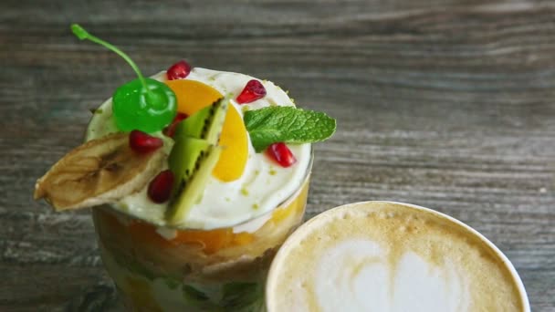 Top View Close Gelaagd Fruit Room Dessert Glas Cappuccino Koffie — Stockvideo