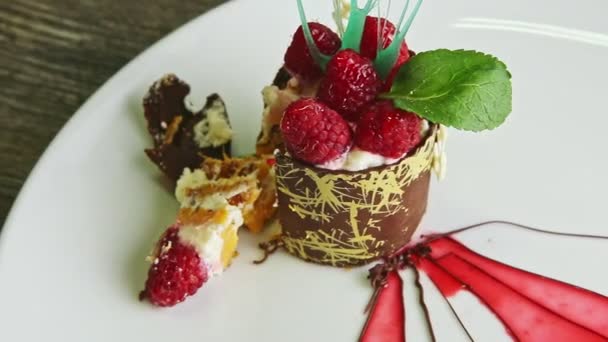Dilimlenmiş Ahududu Tatlısı Krema Karamel Dolgulu Ahşap Masadaki Beyaz Restoran — Stok video