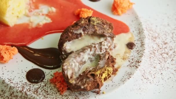 Close Panorama Gesneden Chocolade Truffel Dessert Met Mousse Crème Vulling — Stockvideo