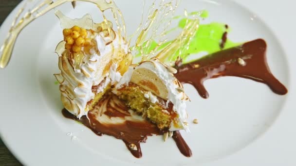 Uitzoomen Van Smakelijke Gesneden Gebakken Zwaanvormige Room Dessert Geserveerd Met — Stockvideo