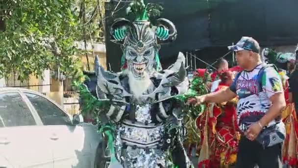 Uomo in costume colorato demone salta al tradizionale evento annuale carnevale dominicano — Video Stock
