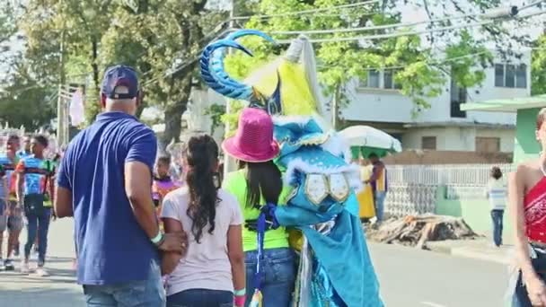 La gente toma fotos con demonio disfrazado en la calle dominicana de la ciudad en el carnaval anual — Vídeos de Stock